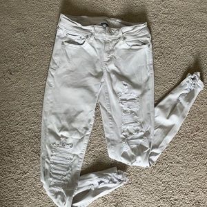 American Eagle Skin y White Ripped Jeans